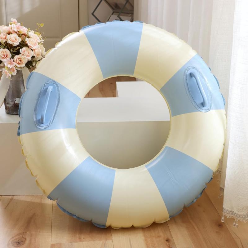 浮き輪 100cm 成人用 持ち手 うきわ 耐久性 安定性 気漏れにくい フロート おしゃれ O型 夏の日 猛暑対策 お盆 プール 海水浴 誕生日 中学生 プレゼント (100#取っ手付き, 縞-ブルー)サイズ： 60# 外周径50cm 内周径22cm お薦め年齢2-4歳 お薦め体重10-25kg 70# 外周径58cm 内周径26cm お薦め年齢5-9歳 お薦め体重20-35kg 80# 外周径66cm 内周径30cm お薦め年齢10-14歳 お薦め体重35-48kg 90# 外周径75cm 内周径35cm お薦め年齢15歳以上 お薦め体重45-80kg丈夫で破れにくいPVC素材で作られている為、ビーチで引きずっても破れる心配は。空気を入れるタイプなので使わときエアー栓を抜くと折りたため、コンパクトにでき ますので、プールだけ出なく海水浴などでも重宝して使える浮き輪です。製品を受け取った後、初めて使用する場合は少なくとも3時間空気を入れて観察してください。問題がなければ使用してください。何か問題があればすぐに弊店に連絡してください。pvcはプラスチック製品なので、多少においがしますが、空気を入れてから換気場に置いて匂いを散らせばなくなります。 本品は救命用具に作られたものでは。必ず保護者様や監視者様の元でご使用ください。