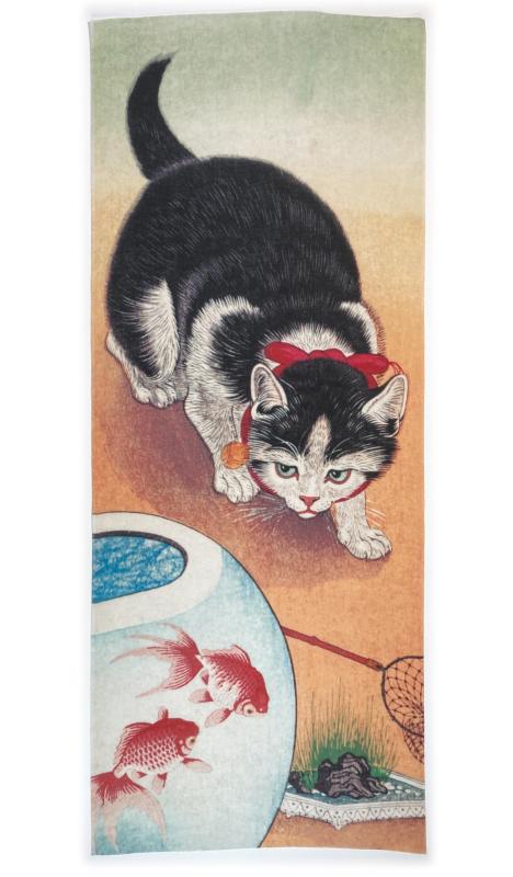 小原古邨 金魚鉢に猫 古今東西 浮世絵 手ぬぐい サイズ 約85cm 35cm 国産 日本手ぬぐい 特岡 綿100％ 季節 猫 ねこ 金魚 季節 夏 柄 浮世絵グッズ 和装小物 インテリア雑貨 小物 和柄 和室 壁飾り小原古邨（おはらこそん／祥邨）の「金魚鉢に猫（金魚鉢と猫）」は、1931年（昭和6年）頃に制作された、金魚を狙う猫の姿を描いた新版画の傑作です。猫の表情や緊張感、鮮やかな色使いが特徴です。