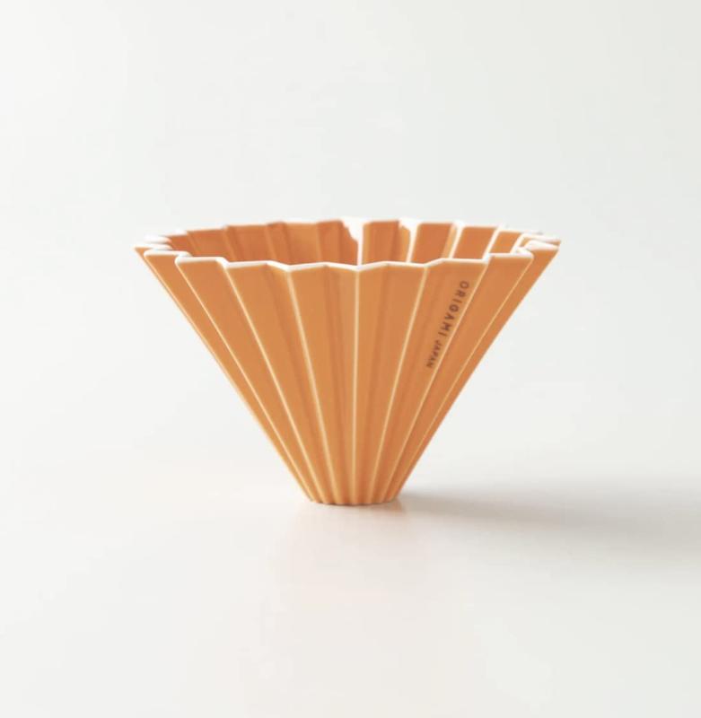 ORIGAMI オリガミドリッパー Mサイズ オレンジ 2〜4人用 箱付 刻印入り *ホルダーは別売りです (Orange)サイズΦ110×70H/底穴Φ25材質磁器/ 耐熱温度差120℃、電子レンジ、食洗機使用可/ 日本製 専用箱に入れてお届けします。また、こちらの商品はドリッパーホルダーは付属しておりません。