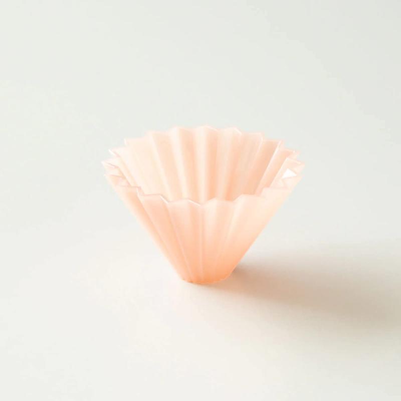 ORIGAMI オリガミ ドリッパー air S（1～2杯用） マットピンク 日本製軽量、耐衝撃性に優れ、気軽に持ち運びが出来るAS樹脂製のORIGAMIドリッパーです。冷めにくく、抽出時の湯温を維持しやすいのも利点です。プロにも選ばれ続ける安定品質ORIGAMIは、日本有数の陶磁器の産地である岐阜県美濃地方で製造されています。熟練の職人による手仕事と最新設備のテクノロジーの融合によって、高品質で安定したフロタクトの提供を可能にしています。バリスタの仕事をサポートする機能性ORIGAMIが目指すのは、バリスタにとって真に実用的な道具であること。つまり、扱いやすいこと、頑丈であること、一杯のコーヒーの価値をあげること、お店にフィットすること。そのすべてを実現します。ドリッパーairサイズ：Φ120×70H/底穴Φ25　材質AS樹脂/食洗機使用可/ 日本製 専用箱に入れてお届けします。こちらの商品はお客様のご都合による・交換を承ることはできません。