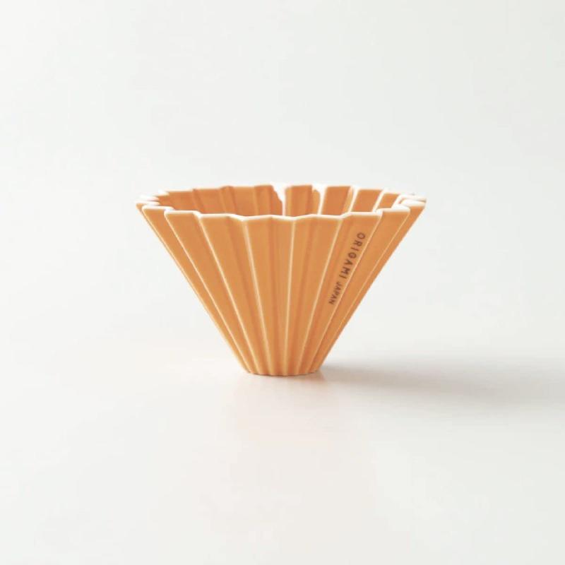 ORIGAMI オリガミドリッパー オレンジ Sサイズ 1〜2人用 箱付 刻印入り *ホルダーは別売りですサイズ Φ110×70H/底穴Φ25材質 磁器/ 耐熱温度差120℃、電子レンジ、食洗機使用可/ 日本製