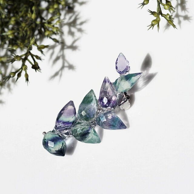 フローライトによる葛(くず)の花のブローチ 〜葛の花 天然石 ストーン シンプル ジュエリー 母の日 アクセサリー プレゼント ギフト お礼 おでかけ オフィス...
