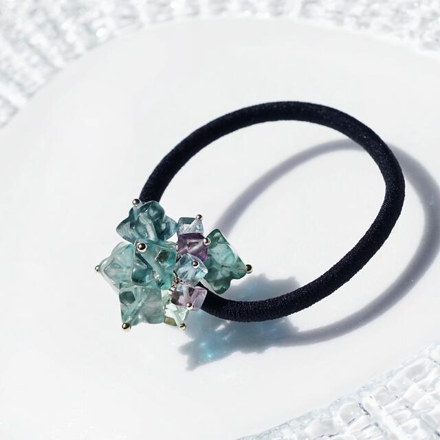 彫刻入り★フローライトを束ねた紫陽花色のヘアゴム/ポニーフック 〜Aurora天然石 ジュエリー アクセサリー ストーン シンプル ハンドメイド プレゼント ギ...
