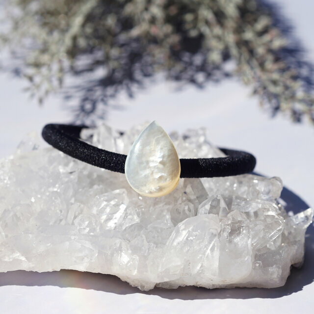 白蝶貝のペアシェイプカボションヘアゴム 〜Ruth天然石 ストーン ヘアゴム お守り シンプル ジュエリー 白蝶貝 マザーオブパール 誕生日 アクセサリー プレ...