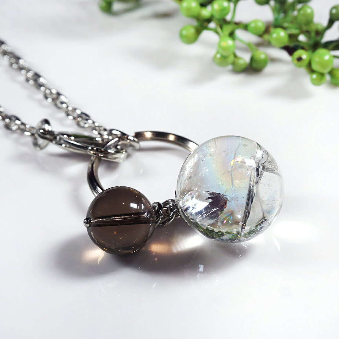 Lipattijewelryの大粒★水晶玉と煙水晶のバックチャーム・キーホルダー　～夢幻泡影（むげんほうえい）天然石 ストーン ヘアゴム お守り シンプル ジュエリー スモーキークォーツ ボール クリア 母の日 誕生日 プレゼント ギフト お礼 おでかけ 仕事 オフィス 学校 通勤｜アングル2