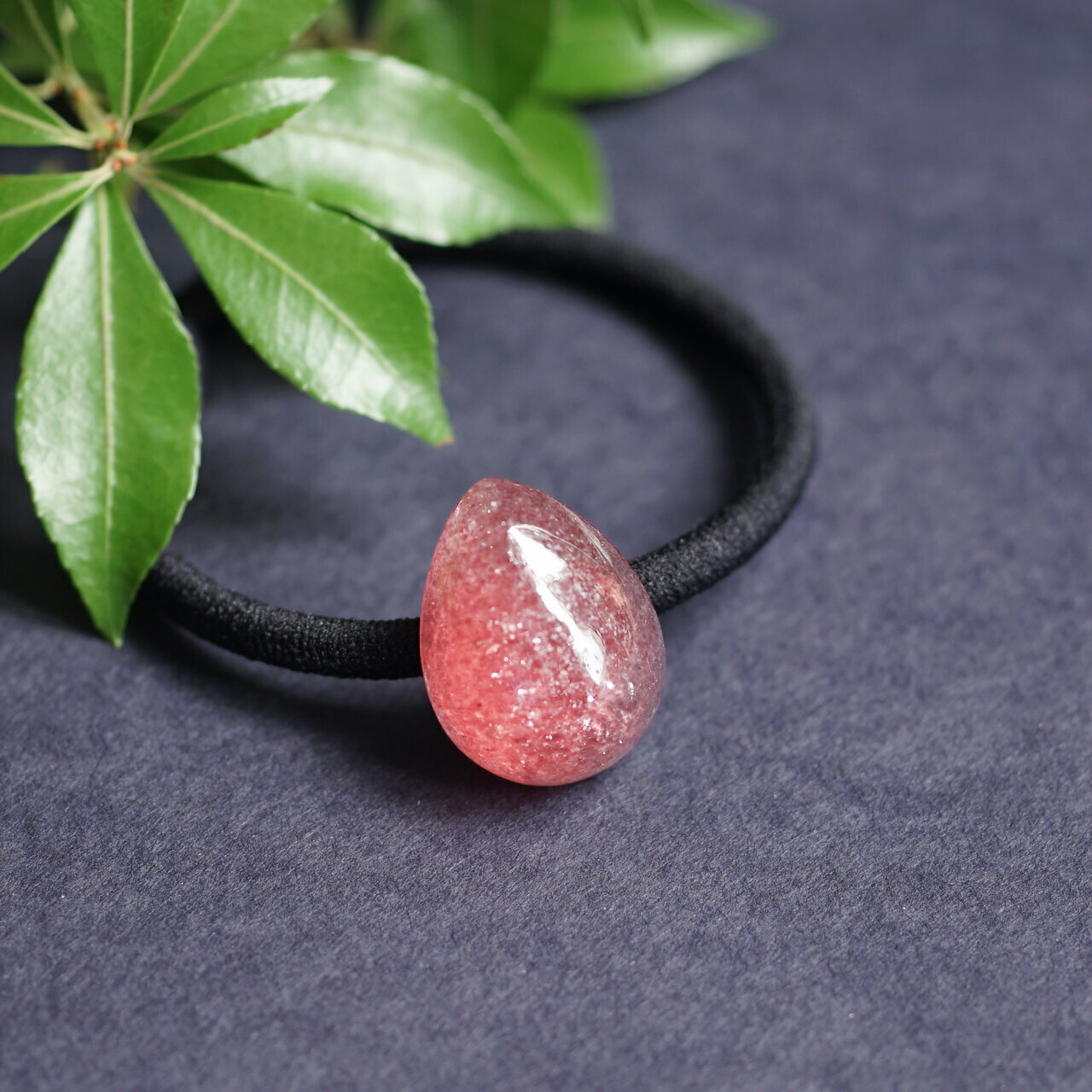 大粒レッドアベンチュリンのヘアゴム 〜Ariane天然石 ストーン ヘアゴム お守り シンプル ジュエリー レッド アベンチュリン いちご ストロベリー 誕生日...