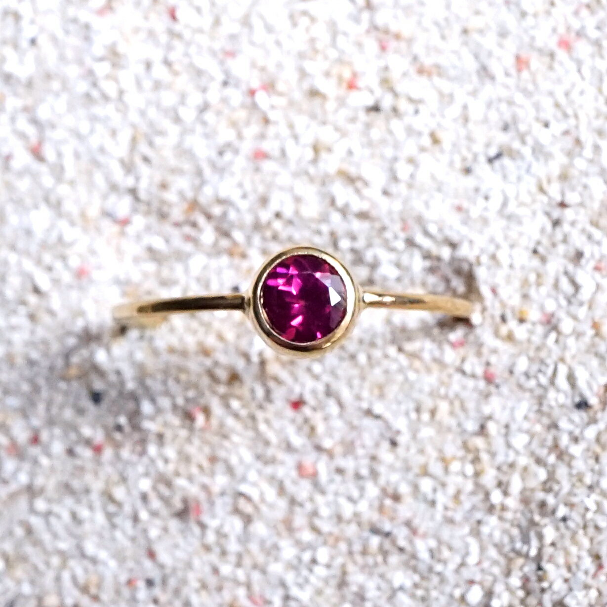 K18ロードライトガーネットの4mmラウンドカット覆輪リング　～Vilma　天然石 貴石 半貴石 アクセサリー..