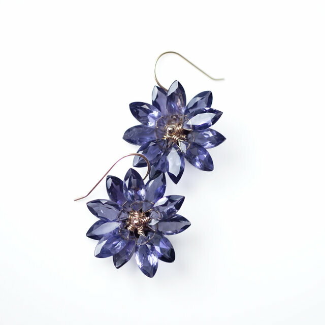 樂天商城 - ☆アイオライトの花びらによるヤグルマギクのピアス・サージカルステンレス　～Cornflower ジュエリー アクセサリー カラーストーン ストーン ピアス ハンドメイド プレゼント ギフト シンプル アイオライト 多色性 誕生石 ヤグルマギク 花 リパッティ Lipatti