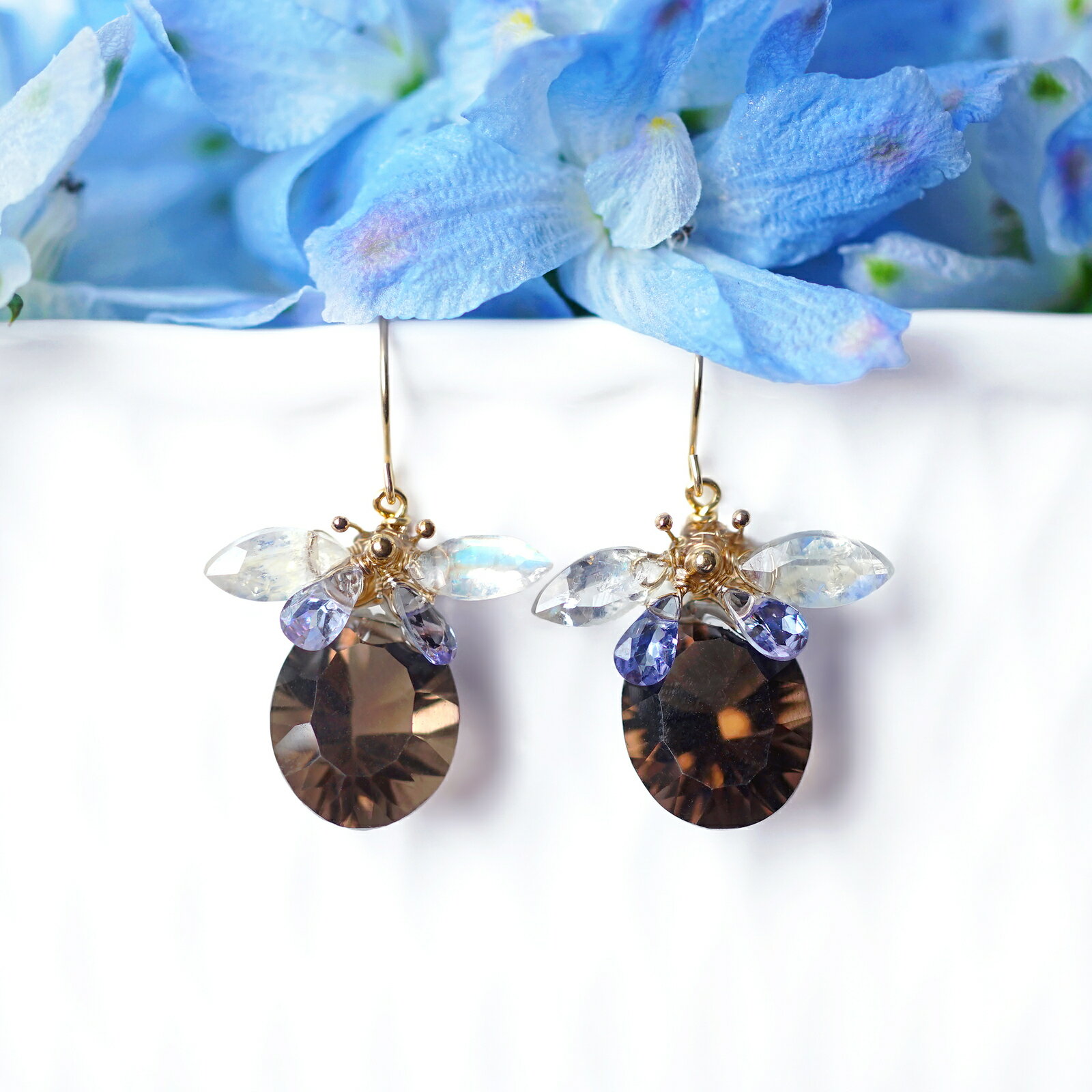 樂天商城 - タンザナイトと2種クォーツによるクマバチのピアス・サージカルステンレス　～Bumble bee　天然石 ジュエリー アクセサリー ハンドメイド プレゼント ギフト 幸運 誕生石 瞬く石 ラッキーアイテム ラッキーモチーフ ピアス クマバチ 蜂