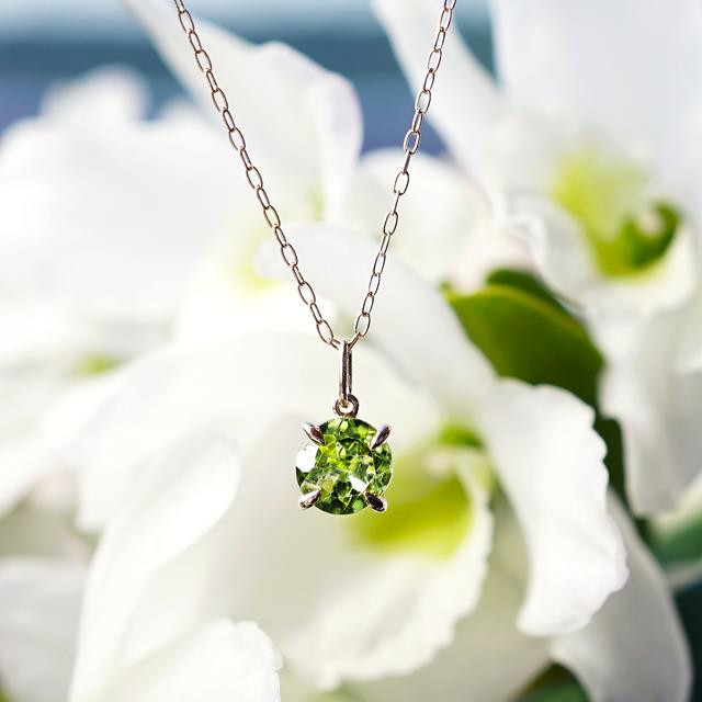 樂天商城 - K10極上大粒ペリドットのネックレス　～翠竹（すいちく）K10 10金 10金製 ネックレス 天然石 アクセサリー 華奢 ペリドット 8月誕生石 一粒 枠留め シンプル ハンドメイド プレゼント 母の日 誕生日 クリスマス きらきら