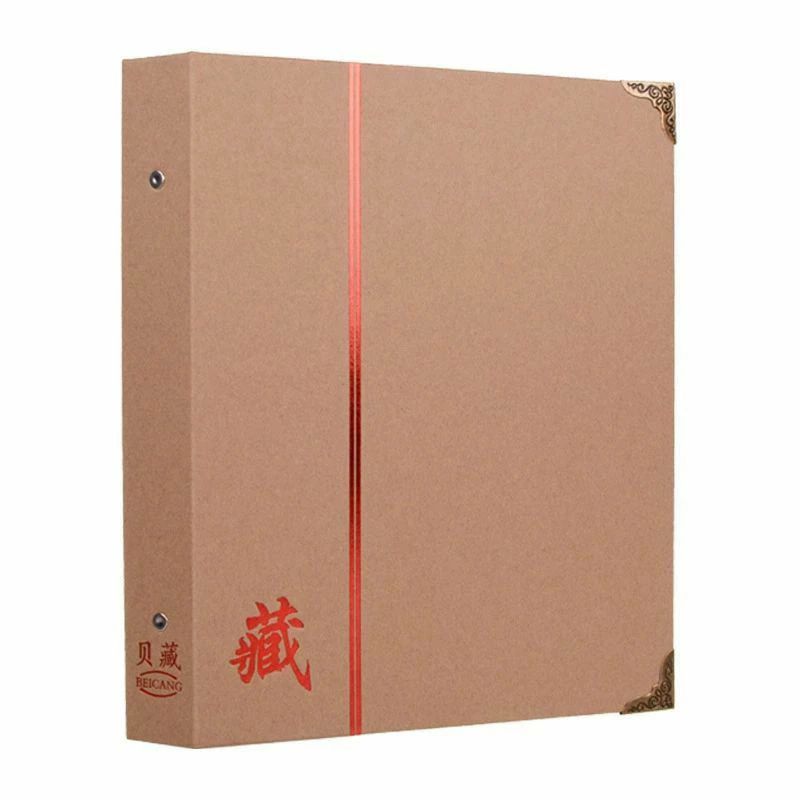 紙幣、硬貨、記念メダルのコレクションホルダーです。紙幣と硬貨をまとめて分類・整理することができます。バインダー式なのでページの入れ替えや整理が簡単です。紙幣は360枚、硬貨は150枚収納可能です。紙幣の収納スペースは1ページ3段に分かれていて、大きめな紙幣でも収納できます。コインは1ページあたり30枚収納でき、蓋つきポケットなのでコインが飛び出る心配もありません。コレクションホルダーには透明度が高く厚くて丈夫なプラスチック素材を使用。両面が透明なので表裏両方を確認できます。【仕様】サイズ：〈バインダー〉H28cm×W23.5cm×D4.8cm 、〈紙幣ホルダー〉H29cm×W21cm（ポケットサイズ：H9cm×W19cm）、 〈硬貨ホルダー〉H28cm×W21.5cm（適応コインサイズ：直径32mm） ／ 材質：クラフト紙、ブロンズ加工（バインダー）、PP、PVC（ホルダー）／ 紙幣ホルダー60枚（収納可能数360枚）、硬貨ホルダー5枚（収納可能数150枚） ※モニターの環境等により、色の見え方に若干差が生じる場合がございます。紙幣、硬貨、記念メダルのコレクションホルダーです。紙幣と硬貨をまとめて分類・整理することができます。バインダー式なのでページの入れ替えや整理が簡単です。紙幣は360枚、硬貨は150枚収納可能です。紙幣の収納スペースは1ページ3段に分かれていて、大きめな紙幣でも収納できます。コインは1ページあたり30枚収納でき、蓋つきポケットなのでコインが飛び出る心配もありません。コレクションホルダーには透明度が高く厚くて丈夫なプラスチック素材を使用。両面が透明なので表裏両方を確認できます。【仕様】サイズ：〈バインダー〉H28cm×W23.5cm×D4.8cm 、〈紙幣ホルダー〉H29cm×W21cm（ポケットサイズ：H9cm×W19cm）、 〈硬貨ホルダー〉H28cm×W21.5cm（適応コインサイズ：直径32mm） ／ 材質：クラフト紙、ブロンズ加工（バインダー）、PP、PVC（ホルダー）／ 紙幣ホルダー60枚（収納可能数360枚）、硬貨ホルダー5枚（収納可能数150枚） ※モニターの環境等により、色の見え方に若干差が生じる場合がございます。