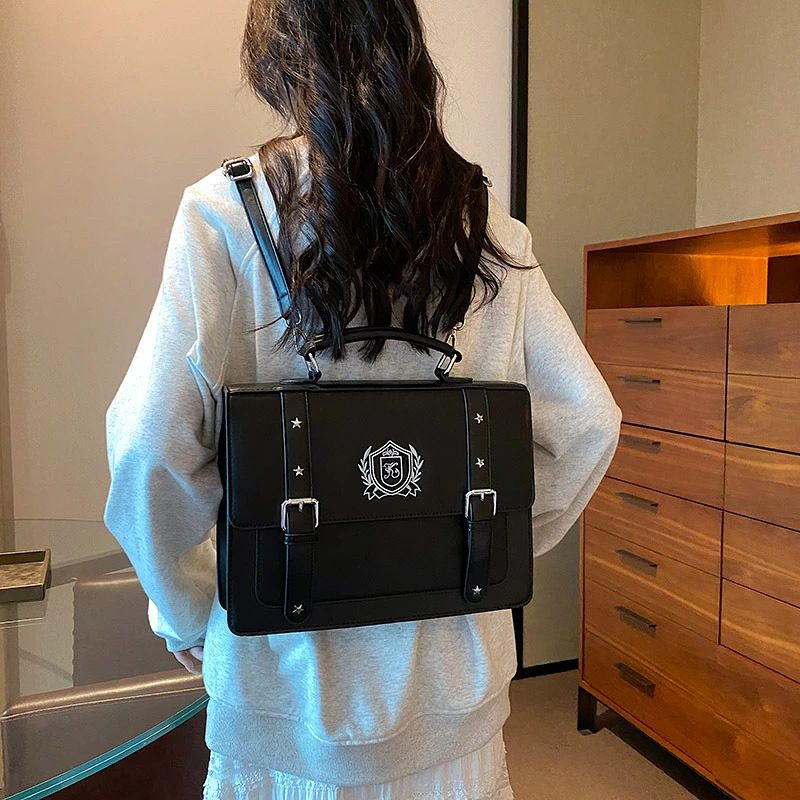 商品名リュックバッグカラー写真通りサイズS/Lご注意事項■商品写真はできる限り実物の色に近づけるよう加工しておりますが、お客様のお使いのモニター設定、お部屋の照明等により実際の商品と色味が異なる場合がございます。■平置き計測となっておりますので、2~3cmの誤差が生じる場合がございます。■プリント生地の商品については、生地の裁断?縫製方法により写真と同様の柄が出ない場合がございます。関連キーワードリュックバッグ 3way ショルダーバッグ 英国風 学院風 学生 トートバッグ レディース&nbsp; 通学 通勤 学生 大人 サッチェルバッグ 鞄 カバン バッグ おしゃれメーカー希望小売価格はメーカーカタログに基づいて掲載しています商品名リュックバッグカラー写真通りサイズS/Lご注意事項■商品写真はできる限り実物の色に近づけるよう加工しておりますが、お客様のお使いのモニター設定、お部屋の照明等により実際の商品と色味が異なる場合がございます。■平置き計測となっておりますので、2~3cmの誤差が生じる場合がございます。■プリント生地の商品については、生地の裁断?縫製方法により写真と同様の柄が出ない場合がございます。関連キーワードリュックバッグ 3way ショルダーバッグ 英国風 学院風 学生 トートバッグ レディース&nbsp; 通学 通勤 学生 大人 サッチェルバッグ 鞄 カバン バッグ おしゃれメーカー希望小売価格はメーカーカタログに基づいて掲載しています