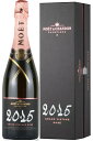 【生産者】MOET&CHANDON/モエ・エ・シャンドン 【産地】フランス シャンパーニュ 【内容量】750ml 【ブドウ品種】ピノ・ノワール52% (内赤ワイン14%)、シャルドネ27%、ムニエ21% 【色】ロゼ 【飲み口】辛口 【商品説明】グラン ヴィンテージは、モエ・エ・シャンドンの醸造最高責任者 ブノワ・ゴエズが、特定の年に収穫したブドウの個性を解釈し、受け止めることにより誕生します。 1743年のメゾン創設以来45番目のヴィンテージ ロゼとなるグラン ヴィンテージ ロゼ 2015は、輝くような透明感、スパイシーなブーケ、そして力強い味わいが特徴です。