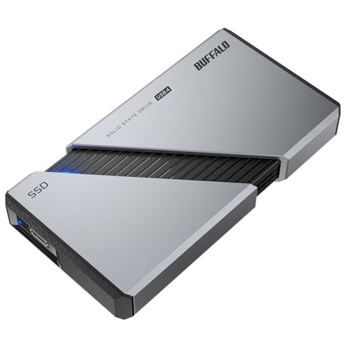 ・ガンメタ 2TB SSD-PE2.0U4SA/N・・Size:2TB・【次世代規格USB4に対応】｢USB4(Gen 3x2)｣に対応。MacBookをはじめとした、USB4インターフェース搭載パソコンとの組み合わせにおすすめです。・【3 500MB/s超えの高速転送※】読み込み/書き込み共に3 500MB/s超えの高速転送を実現。高画質な写真や動画などの大容量ファイルも快適に扱えます。※当社測定値・【WindowsでもMacでもすぐに使える】「exFAT」でフォーマット済み。パソコンのUSB Type-Cポートに接続するだけで、すぐにお使いいただけます。・【冷却ファン搭載】使用時に筐体ケースを開くことで冷却ファンが作動。筐体内部の温度を下げ、パフォーマンス低下を抑えます。・【対応機器】Windows、Mac、Chromebook、PS5 【端子形状】 USB Type-C説明 USB4 Gen3x2による、Read：3 800MB/s Write：3 700MB/s(※1TB:3 600MB/s)で高速なファイル転送を実現！ 映像・写真編集のUSB4対応PCユーザーも高速で使用可能！ exFATでフォーマットされている為、MacユーザーもWindowsユーザーも購入からすぐに使用可能！ 故障予測サービス「みまもり合図」に対応！大切なデータの消失リスクを低減！