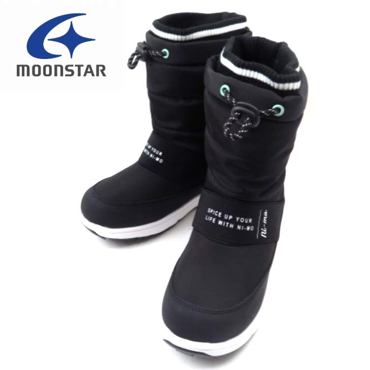 商品情報品番MOONSTAR ムーンスター NM WPJ027カラーブラック(BK)素材アッパー：合繊/合皮ソール：EVA/ラバー生産国：中国特徴・雨雪時にもおすすめな「防水設計(4cm 4時間防水)」機能を搭載し、靴底はグリップ性を考慮した底意匠設計です。・履口に付いているコードストッパーで紐の絞りを調整することにより、雨雪が靴内に浸入しにくくなります。また、裏材には保温性のあるスポンジを使用しています。・銀イオンの抗菌作用でにおいのもととなる菌の増殖を抑制し、防臭効果を発揮します。天然由来成分で安全です。ご注意・この商品は当店実店舗でも販売しております。・在庫数の更新は随時行っておりますが、お買い上げいただいた商品が、品切れになってしまうこともございます。その場合、お客様には必ず連絡をいたしますが、万が一入荷予定がない場合は、キャンセルさせていただく場合もございますことをあらかじめご了承ください。・当店では商品画像はできる限り実物を再現するよう心掛けておりますが、モニターや環境等により、実際の色見と異なる場合がございます。予めご了承下さい。