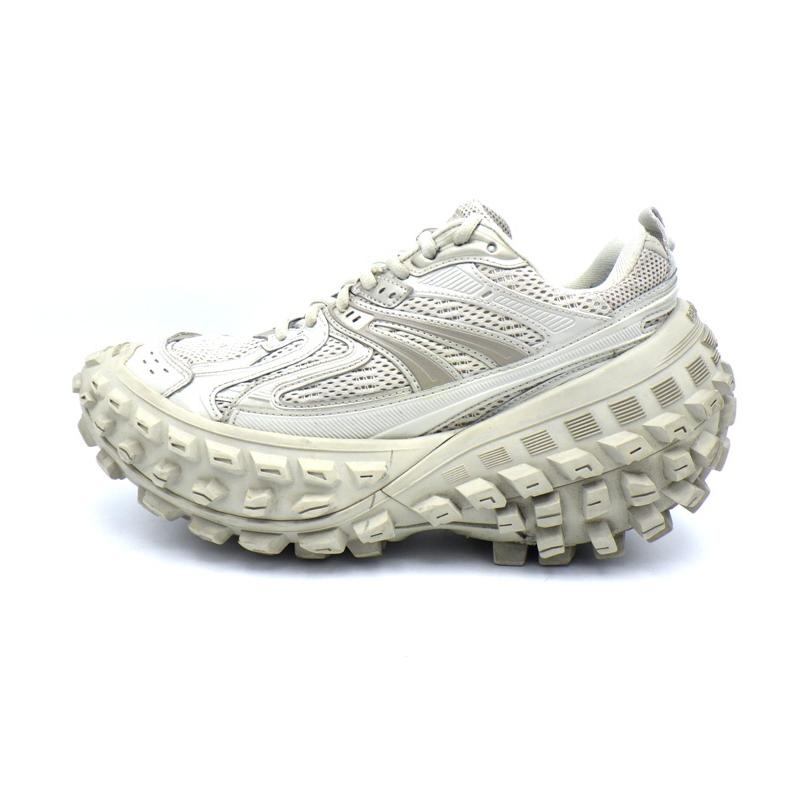 【24時間以内配送】バレンシアガ ディフェンダー ベージュ42 42 バレンシアガ ディフェンダー ベージュ 42サイズ - メルカリ