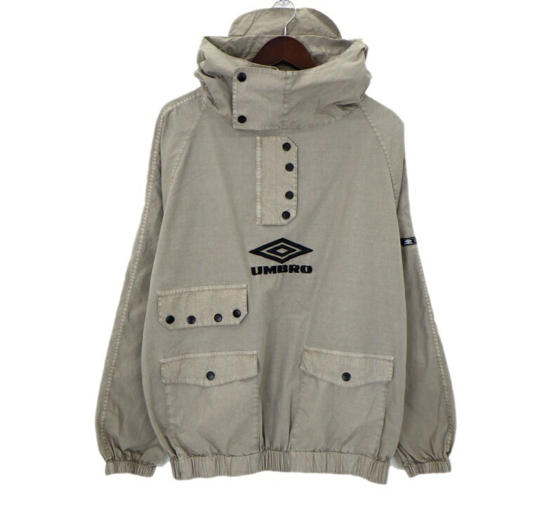 Rakuten - アンブロ UMBRO × スラムジャム SLAM JAM 【 Faded Smock Anorak UBMW0469FA299 】 フェイデッド スモック アノラック パーカー ジャケット ベージュ サイズS 49724 【中古】