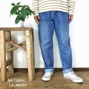 NATURAL LAUNDRYから12OZセルビッチデニム 5ポケットデニムパンツが入荷。旧式の織機で丁寧に織られることで生まれる独特の凹凸感が味わい深いデニムです。国産のデニムを使用し、穿き心地の良さを追求しました。国内で数年は穿き込んだような加工を施した拘りのアイテムです。柔らかで肌触りも良いですよ！股上は深めでヒップから太股はゆったりめになっています。裾に向かって程良くテーパードが効いた絶妙なシルエットです♪フロントはZIP UPで、裾をロールアップした時に見える赤いセルビッチがポイント！男女の区別なく着用頂けるアイテムです。※手作業での加工の為、サイズや納期によって色落ちの感じなどに個体差がございます。 ワンウォッシュはこちらホワイトデニムはこちら 商品詳細SIZE 0ウエスト 71 ヒップ 100 股上 28 股下 68 ワタリ 32 裾幅 18.5SIZE 1ウエスト 74 ヒップ 102 股上 28.5 股下 69 ワタリ 32.5 裾幅 19SIZE 2ウエスト 77 ヒップ 104 股上 29 股下 70 ワタリ 33 裾幅 19.5SIZE 3ウエスト 80 ヒップ 106 股上 30 股下 72 ワタリ 33.5 裾幅 20（平置きで採寸しております。）※多少の誤差はご了承下さい。綿 100％日本製モデル身長155cm 体重45kgでサイズ0着用モデル着用その他のアイテム NATURAL LAUNDRY トラッド天竺ボーダー長袖Tシャツ※商品は実店舗でも販売しておりますので在庫にずれが生じる場合がございます。ご了承ください。※ディスプレイ画面等の環境上、ページで見た色と実際の商品の色とは多少違う場合がございます。宅配便は商品合計金額が￥11000（税込）以上のお買い上げで送料無料です。 （北海道・東北地方・沖縄県は別途送料が必要です。） 北海道・東北地方・沖縄県は商品合計金額が￥19800（税込）以上で送料無料です。 メーカー希望小売価格はメーカー商品タグに基づいて掲載しています。