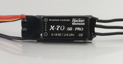 商品番号：LB16720 ■スイッチング・BECコントローラー ■ コネクター :JR/フタバ対応 ■ ブラシレスモーター専用 ■オン・オフスイッチ無し ■ 専用USBインターフェースにより各種設定・変更可能 ◇ブレーキ設定 ◇タイミング設定 ◇周波数設定 ◇アクセラレーション設定 ◇バッテリータイプ設定 ◇カットオフ電圧 ◇モーター回転方向設定 ◇ガバナー機能 ●送信機のスロットルスティック操作により各種パラメータの変更や設定を行うこともできますが、確実で簡単なセットのためには別売のUSBインターフェースのご使用を強くお勧めいたします。 ●なお工場出荷時の設定は下記の通りです。 ◇ブレーキ:オフ ◇バッテリー:3Sリポ ◇カットオフ電圧:8.7V ◇カットオフ後:スローダウン ◇アクセラレーション:ファースト ◇タイミング:オート ◇周波数:8khz ◇ガバナー機能:オフ 注意:バッテリーの逆接保護回路が搭載されていませんので、くれぐれもバッテリーの極性に注意して接続してください。誤って接続するとアンプを破損することになります。 Hacker X-Pro(X-SB-Pro)シリーズ取扱説明書(日本語) Specification: 使用電流 70A サイズ 75x28x13mm 重 量 54g セル数 NiCD8?18セル、LiPo 2?6セル(5-25V) BEC スイッチングBEC 使用可能サーボ数 2-6サーボ ガバナー機能 あり ノイズフィルター トロイダルコア装着済み