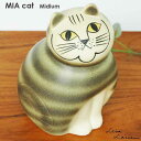 ギフト対応 商品名 MIA CAT(ミア・キャット）ミディアムサイズ カラー グレー ブランド Keramik Studion Gustavsberg（セラミックスタジオ・グスタフスベリ） デザイナー Lisa Larson(リサ・ラーソン） 寸法 約W120×H185×D115mm/重さ：約680g 材質 陶器/スウェーデン製 注意点 ※ご購入前にご確認ください。■こちらの商品は職人さんによる1点1点手作り品です。そのため写真と全く同じ表情、焼き色の作品はございません。■製造方法は、石膏型を使用しているため形や大きさにはあまり違いはありませんが、顔の部分は1点1点職人さんが手描きで仕上げています。■焼き上がりの色にムラなどはございますが、不良品ではございません。■表面にピンホールやヘコミが見られる場合があります。■製造工程上、泥しょう抜きの穴を開けた際に作品の空洞内部に余分な欠片が入ってしまい、振ると鈴の様にカラカラ鳴る事がありますが、作品自体に何ら問題はありません予めご了承の程お願いいたします。 ※裏面のLisa Larsonのサインは入荷時期により異なります。 備考 こちらの商品には外箱は付属しておりません。お届け時はクッション材に包んでお届けいたします。※ラッピング包装の場合ラッピング包装をご指定頂いた場合は、当店でご用意しているギフトボックスへお入れして包装紙でラッピングいたします。 当社で取り扱いのLisa Larson(リサ・ラーソン）の商品は全て正規品です。 ※陶器は全てスウェーデンのKeramik Studion Gustavsberg社で製作されています。下からじっとこっちを見つめる眼差しが、とっても可愛いLisa Larson(リサ ラーソン）の作品"MIA"CATです。1965年にデザインされた、STORA ZOOシリーズKatt（Mia）の復刻版です。 少し大きい高さ18cmのミアです。お部屋のどこかにちょこっと飾っておくのにお勧めです。 リサ・ラーソンの作品は、ひとつひとつに表情があり、作品を見ているだけで、何故か楽しくなってくる不思議な魅力があります。 作品は全て復刻品ですが、当時の石膏型をそのまま使用するなど、作業工程はほぼ手作業で行われています。顔の表情は全て手書き為、ひとつひとつに表情があり暖かみのある作品になっています。 Lisa Larson(リサ・ラーソン） ・1931年　スウェーデン生まれ。 ・1954年　ゴデンバーグ陶芸学校卒。 ・1954〜79年　スティグ・リンドベリやカーリン・ビョールクウィストらと並び、 グスタフスベリ社を代表するデザイナーとして活躍。 ・1979年　フリーとして独立。 ・1992年　Keramik Studion Gustavsberg社を設立。やさしくかわいいコケティッシュな動物や、素朴で温かみのある表情豊かなフィギュアは、本国スウェーデンや日本のみならず、世界中で数多くのファンが急増している。 近年は作品の復刻の他に、アートピースや新作を発表するなど、現在も精力的に活動を続ける。 セラミックスタジオ・グスタフスベリ 1992年よりリサラーソンの作品のリプロダクションを生産する。 従業員はわずか10数名ほどで原型製作から石膏型の作成、成形、釉薬掛けといった製作から発送にいたるまで、全てを一貫して行っている。 ※陶器は全てスウェーデンのKeramik Studion Gustavsberg社で製作されています。 ▲Lisa Larson(リサラーソン)の一覧ページはこちら。 &nbsp; ▼Lisa Larson(リサ・ラーソン）のシリーズはこちら。 ライオン・シリーズ ネコ・シリーズ ケンネル・シリーズ こども・人物シリーズ ワードローブ・シリーズ スカンセン（動物園）シリーズ 家・ボート・その他シリーズ アニマル・シリーズ キーホルダー・シリーズ キッチン雑貨シリーズ ジャパン・シリーズ とっとりのシリーズ