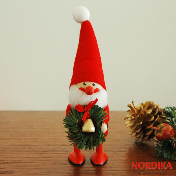 ギフト対応 商品名 リースを持ったサンタ ブランド NORDIKA nisse(ノルディカニッセ）/NORDICA design カラー 写真参照 寸法 約W40×D46×H135mm 材質 本体：木製品（樺の木・バーチ）/服と帽子：フエルト エストニア製（ハンドメイド） 備考 ※注意点 人形は工房の職人が1点、1点手作業で仕上げている為、それぞれが異なった表情をしております。掲載写真とは異なる表情になる場合がございますがご了承の程よろしくお願いいたします。※当店で取り扱いの商品はNordika Nisse(ノルディカ ニッセ)の正規品です。サンタクロース リースを持ったサンタNORDIKAnisse(ノルディカニッセ）エストニア・ハンドメイド木製オブジェ・クリスマス NORDIKA design(ノルディカ・デザイン）社のサンタクロースの木製オブジェは フィンランド湾に面する北欧バルト3国のひとつエストニアで ひとつずつ丁寧に作られています。 手のひらに乗るくらいの小さなかわいいサンタクロースのオブジェです。 たくさんサンタクロース達を飾るとサンタクロースたちの会話が聞こえてきそうです。一つ一つが手作りで温かみがあり、見ているだけでほっこりした気分になれます。小さなオブジェなので、お部屋のどこに飾っても邪魔になりません。 クリスマスのディスプレイにエストニアの素朴なハンドクラフトを楽しんでみてください。 Nordika Nisse(ノルディカ ニッセ) Nordika Design(ノルディカ・デザイン)社は、ハンドメイドの木製人形ブランドです。デンマークの妖精”Nisse(ニッセ)”をモチーフにした人形をつくり、世界に幸福を届けています。古来よりニッセは、子供たちや家を守り、クリスマス時期にはサンタクロースのお手伝いをすると言われている北欧の妖精です。いたずら好きで働き者のニッセが住む家には、幸福が訪れると考えられ、デンマークでは長く愛され続けています。人形は、工房の職人がひとつひとつ手作業で仕上げているためそれぞれが異なった表情を持ち、同じ物は世界にふたつとありません。きっと自分だけのお気に入りのニッセが見つかることでしょう。 NORDIKA design(ノルディカ・デザイン）の一覧はこちら。