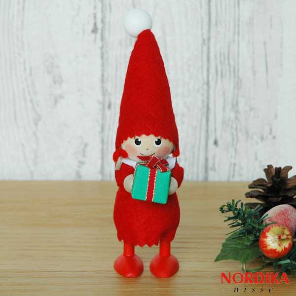 Nisse(ニッセ）プレゼントを持った女の子 NORDIKA Nisse(ノルディカニッセ）・ハンドメイド木製オブジェ