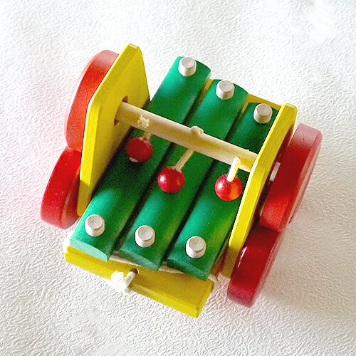 【ベビー向けおもちゃ・JUKKA】 ユシラ・サウンドワゴン：木琴の引き車