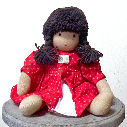 ジルケ抱き人形・女の子・赤小花ワンピース・茶髪 1