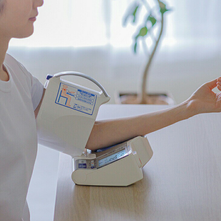 オムロン 血圧計 上腕式 デジタル 自動血圧計 腕置き 腕を入れるだけ スポットアーム 可動式腕帯 全自動巻き付け メモリー機能 HCR-1602 1年間保証書付き