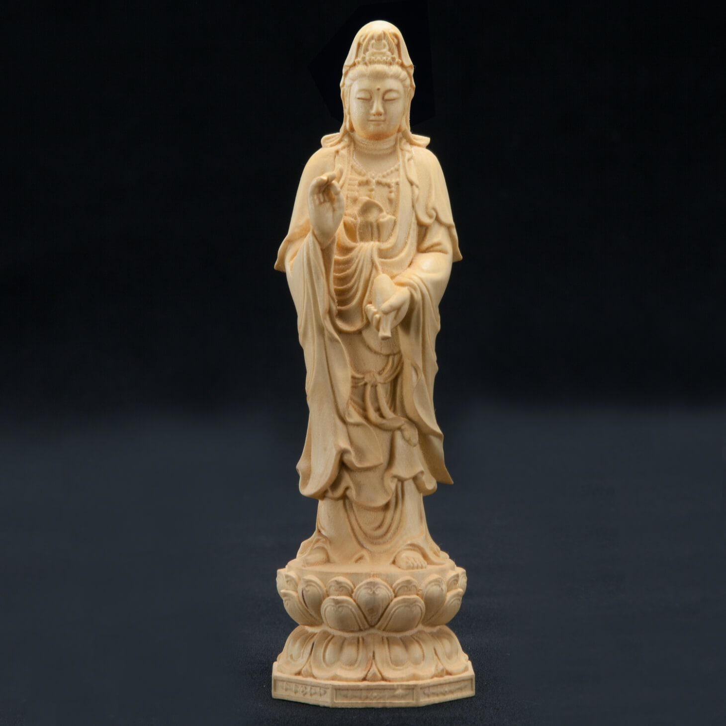 どこでも飾れる、お守りになる尊き観音様 ●サイズ/約幅3.8×丈3.8×高さ12.5cm ●重さ/約41g ●素材/黄楊木 ●製造国/中国製