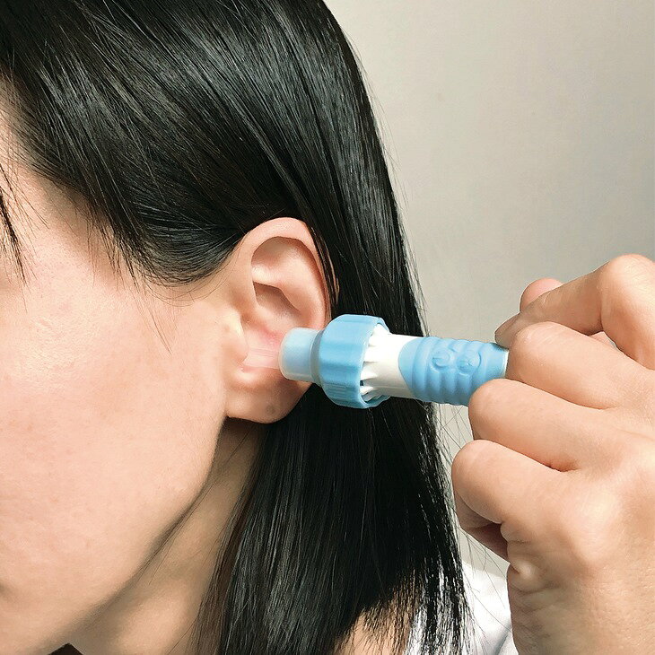 耳の中を明るく照らす！LEDライト付き吸引耳かき 振動と吸引で耳を傷つけずに、安心してお使いいただけるLEDライト付き吸引耳かきです。柔らかいソフトノズルを採用しているので、デリケートな耳の中を優しくケアできます。先端には明るいLEDライトが付いているため、耳の中を明るく照らし、見えにくい耳垢も確認しながら効率的に除去。便利な専用ケース付きなので、衛生的に保管でき、持ち運びにも便利です。単4形乾電池3本（別売）で動作します。 ●サイズ/約直径3×長さ13cm ●重さ/約22g ●素材/本体：ポリプロピレン、先端：シリコン ●電源/ボタン電池（LR44）3個使用（別売） ●セット内容/本体、耳かきノズル2個（大・小）、取扱説明書 ●備考/3ヶ月間保証書付き ●製造国/中国製