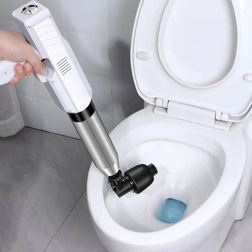 ボタンひとつで一気に解消！コードレスで手軽な加圧式電動パイプクリーナー トイレやキッチンの排水溝が急に詰まってしまい、慌ててしまった経験はありませんか？業者を呼ぶと費用も時間もかかって大変ですよね。そんな水回りのトラブルを、ご家庭でサッと解決できるのがこちらの電動パイプクリーナーです。ボタンを押すだけで圧縮された空気が一気に放出され、力を使わずにしつこい詰まりを押し流してくれます。 【おすすめポイント】 1.【手軽なコードレス＆軽量設計】：便利なUSB充電式なので、コンセントのない場所でもすぐに使えます。約708gと軽く、片手でも楽に操作できるため、シニアの方や女性でも安心です。 2.【家中使える充実のアタッチメント】：トイレ、お風呂、洗面台、キッチンなど、場所に合わせて付け替えられる4種類のアタッチメント付き。これ1セットで家中の排水口に対応できます。 3.【パワフルな加圧式で作業を時短】：手動のラバーカップのように何度も力を入れる必要がなく、効率的に詰まりを解消。面倒な作業時間を大幅に短縮できます。 4.【経済的で安心の保証付き】：約4時間半の充電で約40回使用可能。いざという時の備えとして一家に一台あると安心な、3ヶ月間の保証書付きです。 【活用シーン】 [ トイレの詰まりなど突然の水回りトラブルに／キッチンのシンクやお風呂場の排水溝のお手入れに／業者を呼ぶ前のセルフケアとして ] ●サイズ/約幅16×奥行6.5×高さ54.5cm ●重さ/約708g ●素材/ABS、ステンレス ●仕様/電源：USB充電式、使用電池：リチウムイオン電池、入力電圧：5V1A、充電時間：約4時間30分（使用環境や使用状況により異なります）、連続使用回数：約40回 ●セット内容/本体、アタッチメント×4（ラバーカップ大、ラバーカップ中、ラバーカップ小、プレンジャー）、変換アダプター、フック、USBケーブル（タイプC）、取扱説明書（保証書付き） ●備考/3ヶ月間保証書付き ●製造国/中国製
