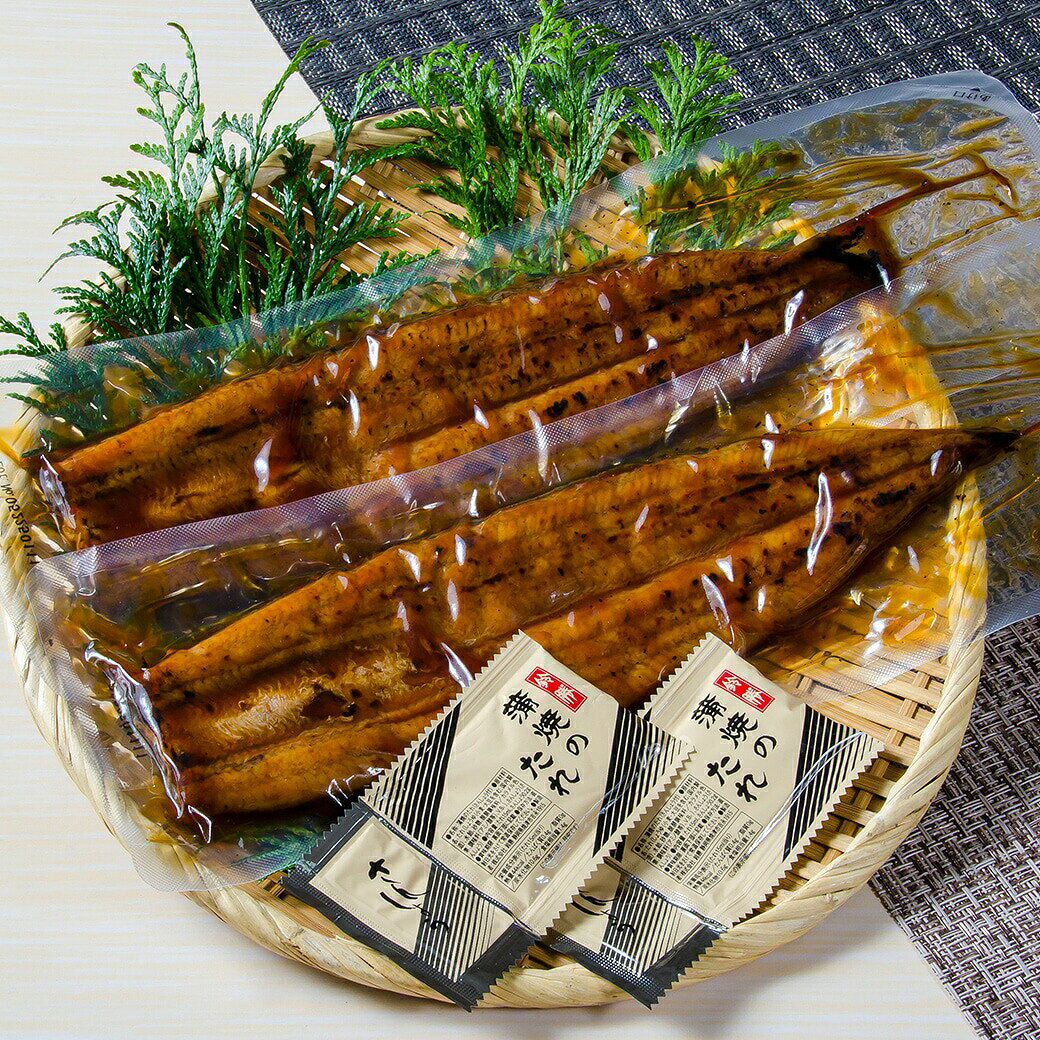 ふっくら香ばしい！訳ありでお得に楽しめる鹿児島県産の絶品うなぎ蒲焼 暑さが本格的になり、夏バテや食欲不振が気になる季節ですね。スタミナをつけるためにうなぎを食べたいけれど、高価でなかなか手が出ない……そんな方におすすめなのが、こちらの「訳あり」徳用うなぎです。製造工程で少し形が崩れてしまっただけで、味や品質は正規品と全く同じ。ご自宅で本格的な専門店の味わいを、お得にたっぷりお楽しみいただけます。 【おすすめポイント】 1.【安心の鹿児島県産を使用】：養殖生産量日本一を誇る鹿児島県産のうなぎを厳選。豊富なたんぱく質やビタミン類を含み、夏の栄養補給にぴったりです。 2.【ふっくら香ばしい4度焼き】：白焼き後に蒸しを入れ、専用機で余分な脂を落としてからタレをつけて焼く工程を4回繰り返しました。外はカリッと中は柔らかな食感です。 3.【訳ありだからこそのお買い得】：割きミスや折れなどで正規品になれなかったものをカットして真空パックに。味はそのままに、家計に優しい価格を実現しました。 4.【便利なタレ・山椒付き】：食べ応えのある140gのうなぎが2尾と、専用のたれ・山椒がセットに。冷凍で90日保存でき、温めるだけですぐに召し上がれます。 【活用シーン】 [ 暑い夏のスタミナ満点なうなぎ丼・うな重に／ひつまぶしやう巻きなどの料理素材として／晩酌時のちょっと贅沢なお酒の肴に ] ●内容量/140g×2尾＋たれ山椒15ml×2袋 ●賞味期限/製造日より冷凍90日 ●原産地/鹿児島県 ●加工/鹿児島県 ⇒お得な140g×4尾＋1尾はこちら
