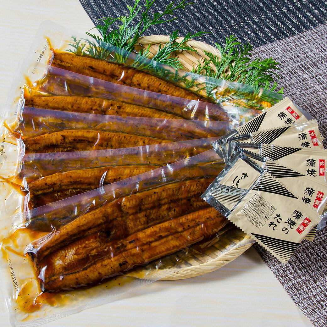 ふっくら香ばしい！今なら1尾プラスでお得な鹿児島県産の絶品うなぎ蒲焼5尾セット 暑さが本格的になり、夏バテや食欲不振が気になる季節ですね。スタミナをつけるためにうなぎを食べたいけれど、家族みんなで食べるには高価でなかなか手が出ない……そんな方におすすめなのが、こちらの「訳あり」徳用うなぎです。製造工程で少し形が崩れてしまっただけで、味や品質は正規品と全く同じ。今回はなんと4尾に1尾をプラスした合計5尾の特別セットでお届けします。 【おすすめポイント】 1.【安心の鹿児島県産を贅沢に5尾】：養殖生産量日本一を誇る鹿児島県産のうなぎを厳選。4尾に1尾をプラスした計5尾の大満足ボリュームで、ご家族皆様でお腹いっぱい楽しめます。 2.【ふっくら香ばしい4度焼き】：白焼き後に蒸しを入れ、専用機で余分な脂を落としてからタレをつけて焼く工程を4回繰り返しました。外はカリッと中は柔らかな食感です。 3.【訳ありだからこそのお買い得】：割きミスや折れなどで正規品になれなかったものをカットして真空パックに。味はそのままに、家計に優しい価格を実現しました。 4.【便利なたれ・山椒が5袋付き】：食べ応えのある140gのうなぎが5尾と、専用のたれ・山椒がそれぞれ5袋セットに。冷凍で90日保存でき、温めるだけですぐに召し上がれます。 【活用シーン】 [ 暑い夏のスタミナ満点なうなぎ丼・うな重に／ひつまぶしやう巻きなどの料理素材として／晩酌時のちょっと贅沢なお酒の肴に ] ●内容量/140g×4尾＋1尾＋たれ山椒15ml×2袋 ●賞味期限/製造日より冷凍90日 ●原産地/鹿児島県 ●加工/鹿児島県 ⇒140g×2尾はこちら