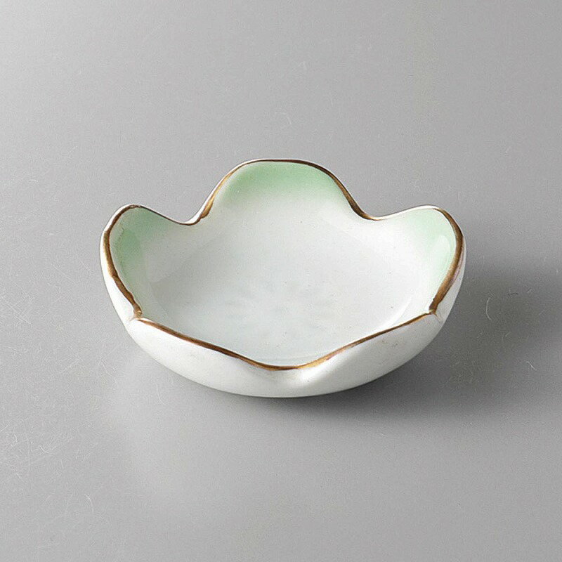 ヒワ吹渕金桜型皿