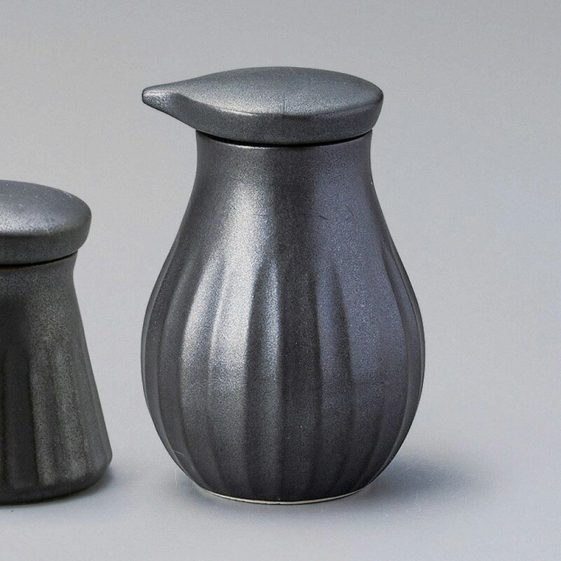 フタの落ちないしょう油差丸型黒