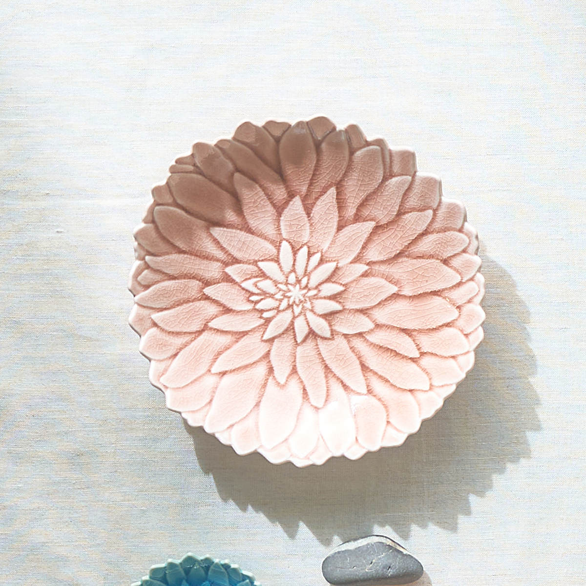皿 形 ダリア皿 M 同色3枚セット （ 15.5cm 3枚セット 食洗機対応 電子レンジ対応 陶器 瀬戸焼 プレート ダリア お皿 食器 日本製 花モチーフ 華やか おしゃれ 上品 エレガント ナチュラル 和モダン ） livingut-10240519 リビングート 楽天市場店 サンプル画像3