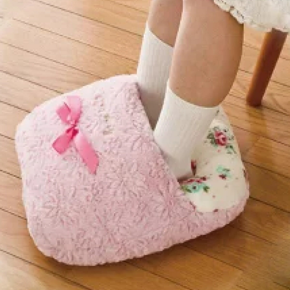 フットウォーマー 寒さ対策 マイクロファイバー ピンクリボン （ 足入れクッション あったかグッズ 家庭用 オフィス 足 冷え 冬グッズ プレゼント 冷え対策 ）