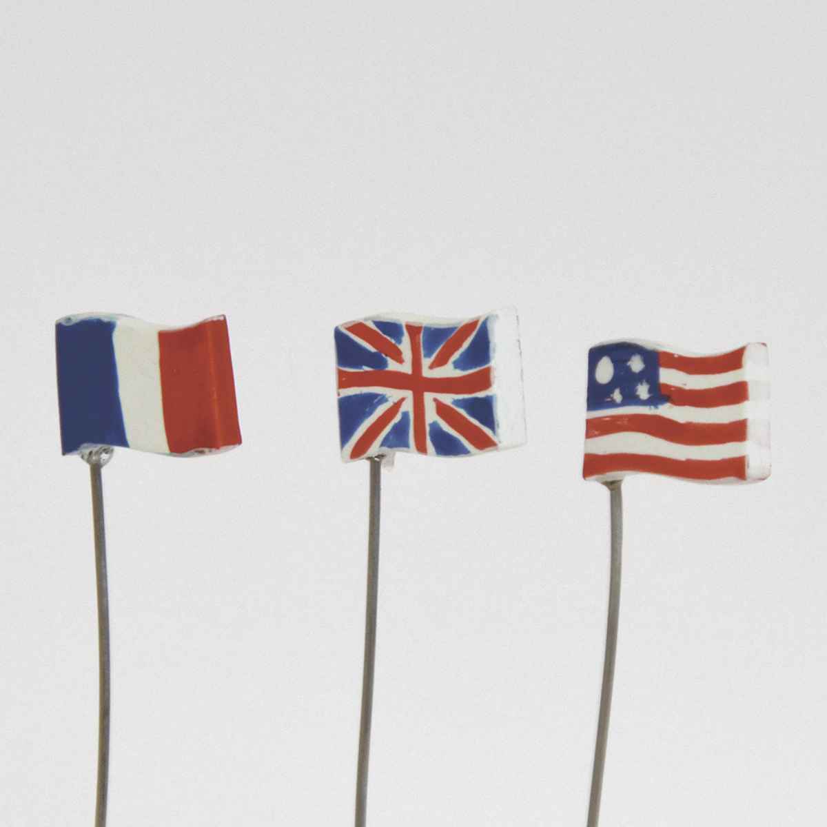サイズ約 5〜6（cm）内容量3本入り（フランス国旗ピック、イギリス国旗ピック、アメリカ国旗ピック、各1本）材質レジン、スチール生産国フィリピン製区分返品・キャンセル区分（小型商品）ギフトラッピングページを見る園芸用品カテゴリから探す●フランス国旗、イギリス国旗、アメリカ国旗のピックが1本ずつ入った、ミニピック3本セットです。●レジンで作られたとても小さなピックです。●デフォルメされたデザインとミニマムなサイズ感が堪らないアイテムです。●小さなポットやプランターを飾るインドアガーデニングにもピッタリです。おすすめポイントプランターに手軽にアクセントを付けられるフランス国旗、イギリス国旗、アメリカ国旗のピックが1本ずつ入った、ミニピック3本セットです。レジンで作られたとても小さいピックなので、小さなポットやプランターを飾るインドアガーデニングにもピッタリです。商品詳細こだわりのある細かな作りデフォルメされたデザインとミニマムなサイズ感が堪らないシリーズです。こだわりのある細かな作りで、ガーデニングアイテムに最適です。サイズ※同シリーズ別商品の写真を使用していますが、大きさは共通です。ご注意点※ハンドメイドの為、サイズや色、焼印などに個体差が生じる場合があります。関連キーワード：星条旗 はた ハタ フラッグ グッズ ミニ ガーデニングピック ガーデニング ガーデン サインピック スティック 園芸用品 園芸ピック 園芸グッズ 植木鉢 プランター 植物 オブジェ ディスプレイ インテリア小物 庭 飾り 飾る オシャレ かわいい カワイイ 可愛い オーナメントピック 癒し 癒やし おすすめ オススメ LH7350よく一緒に購入されている商品プランター スタンド ココハル のせるんです32,180円プランター スタンド ココハル のせるんです21,920円プランター スタンド ココハル のせるんですス2,330円関連商品はこちらガーデンピック ミニピック 傘 風車 ハウス 572円ガーデンピック ミニピック スター ハート 旗572円ガーデンピック ミニピック スクーター 汽車 572円ガーデンピック ミニピック イチゴ ニンジン 572円ガーデンピック ミニピック ヘリコプター 気球572円ガーデンピック ミニピック カモメ クジラ ヨ572円ガーデンピック ミニピック クワガタ タマムシ572円ガーデンピック ミニピック オオハシ カメレオ572円ガーデンピック ミニピック ホタル トンボ ハ572円ガーデンピック ミニピック ヒツジ ブタ ウシ572円ガーデンピック ミニピック リス ウサギ パン572円ガーデンピック ミニピック ヒヨコ フクロウ 572円