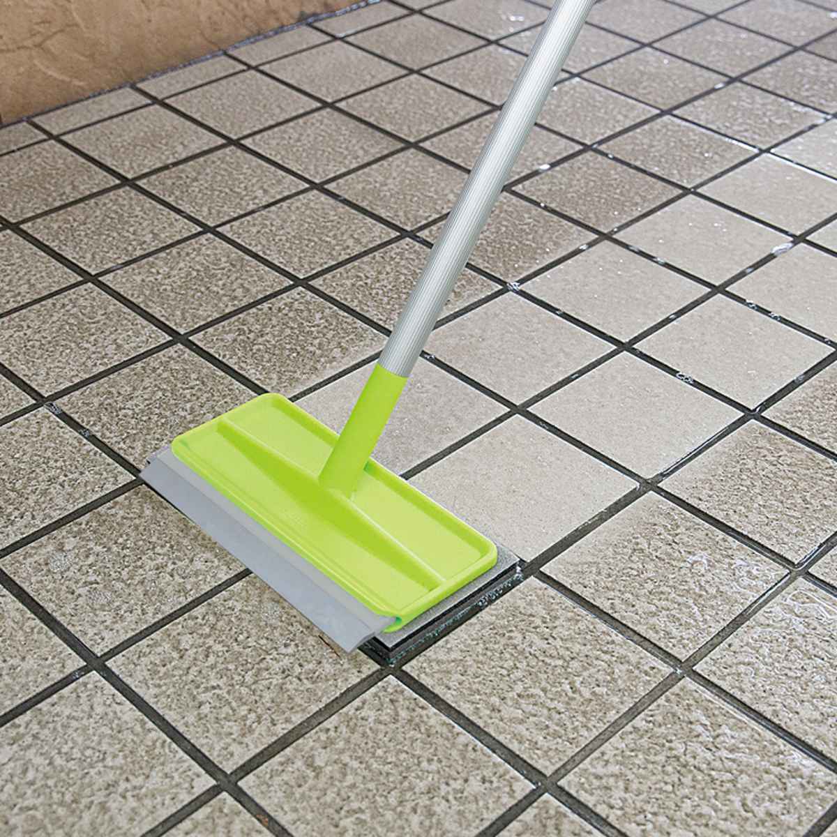 ブラシ 外壁・玄関ブラッシングスポンジ 水切り付き AZ297 （ 玄関 タイル 外壁 掃除 アズマ工業 玄関ブラシ 柄付ブラシ 洗剤不要 水洗い 交換 付け替え可能 玄関タイル スポンジ 水だけ 汚れ スッキリ 長さ調節可能 軽量 ）のサムネイル