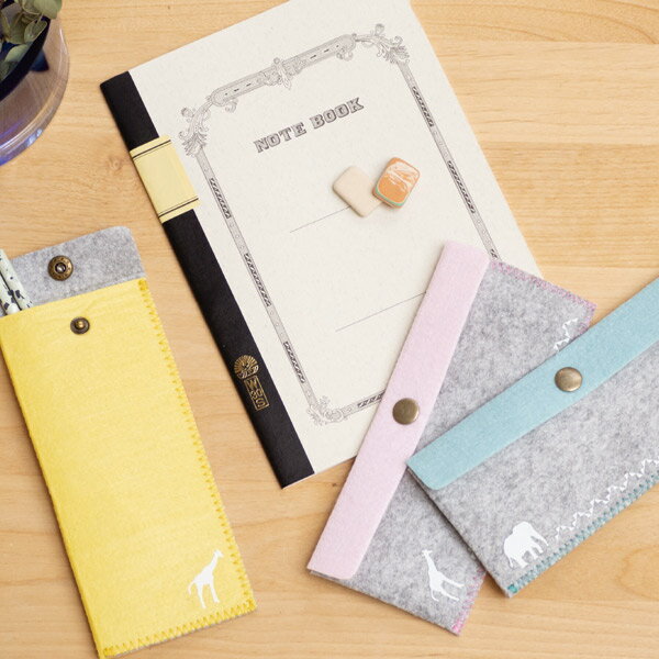 筆箱 ペンケース フェルト製 ( 眼鏡ケース 文具 ペンポーチ コンパクト 縦 横 2方向 入る 取り出せる 持ち運び 眼鏡入れ アニマルプリント 筆記用具 )