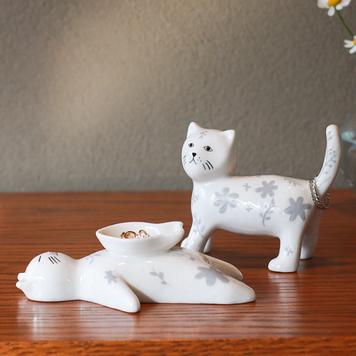 小物収納 Zappyザッピー ねこ 磁器 （ アクセサリー収納 インセンストレイ 磁器製 リング 指輪 ピアス 収納 かわいい 置き物 ネコ ディスプレイ インテリア イヤリング 鍵 雑貨 お香 コーン ）
