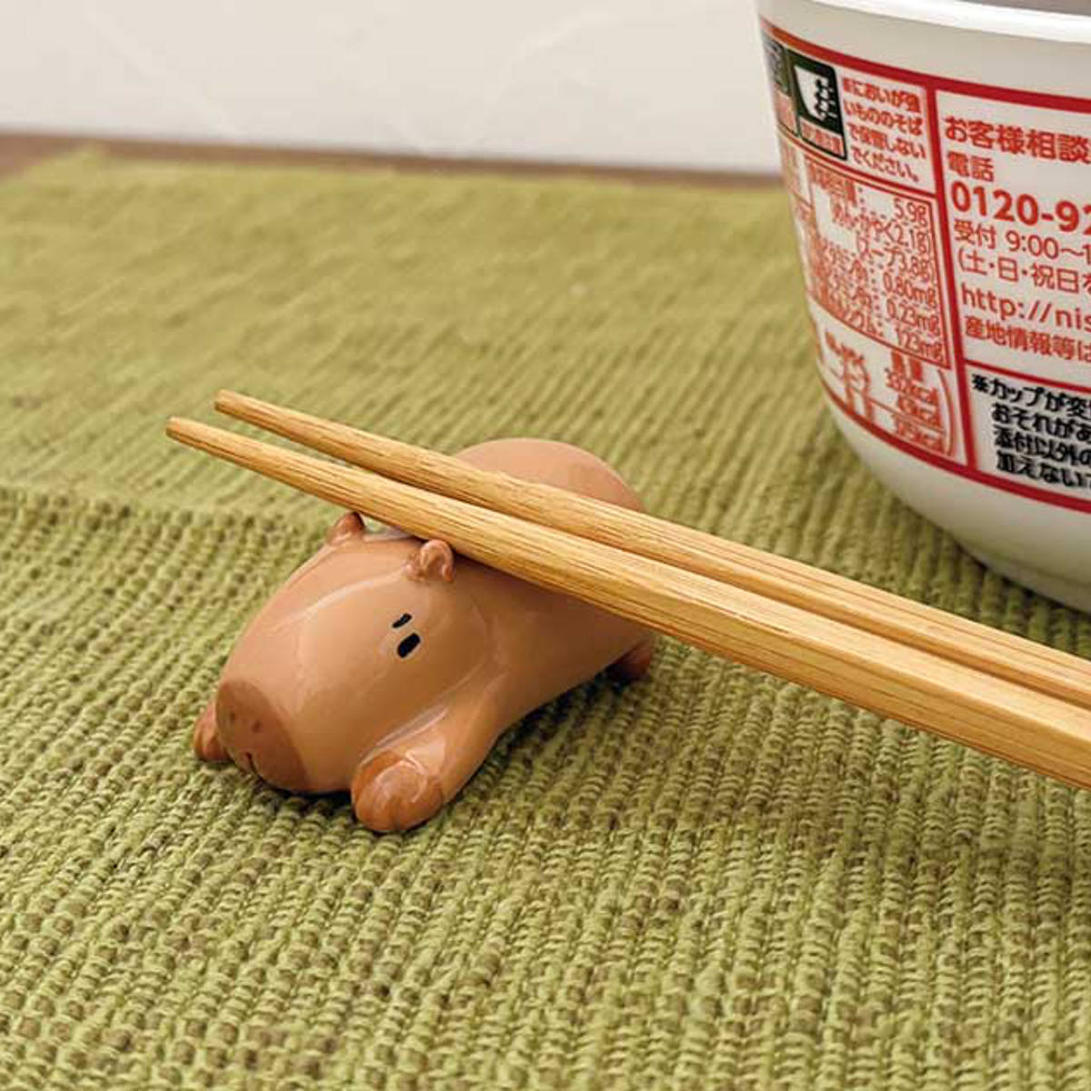 箸置き カップ麺のフタ留め箸置き （ 陶器 箸おき カピバラ お箸置き はしおき カトラリーレスト カップ麺 フタ留め カピバラモチーフ 動物 アニマル 便利グッズ かわいい ）