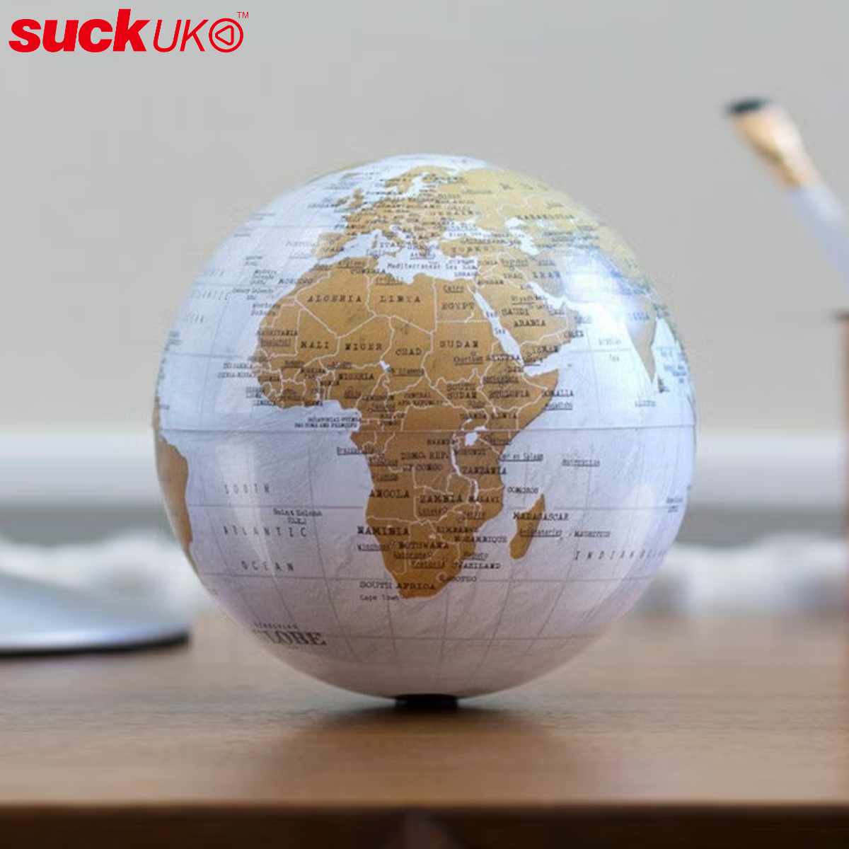 SUCK UK 地球儀 回転 乾電池 Revolving スピニンググローブ （ サックユーケー コ ...