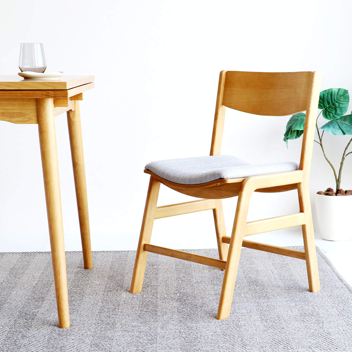 サイズ約 幅44.5×奥行48×高さ73.5（cm）座面高：約 42（cm）重量約 5.2kg内容量1脚材質フレーム：天然木（ラバーウッド材）背もたれ：天然木化粧合板（アッシュ材）座面：繊維板、ウレタンフォーム、ポリエステル100%ラッカー...