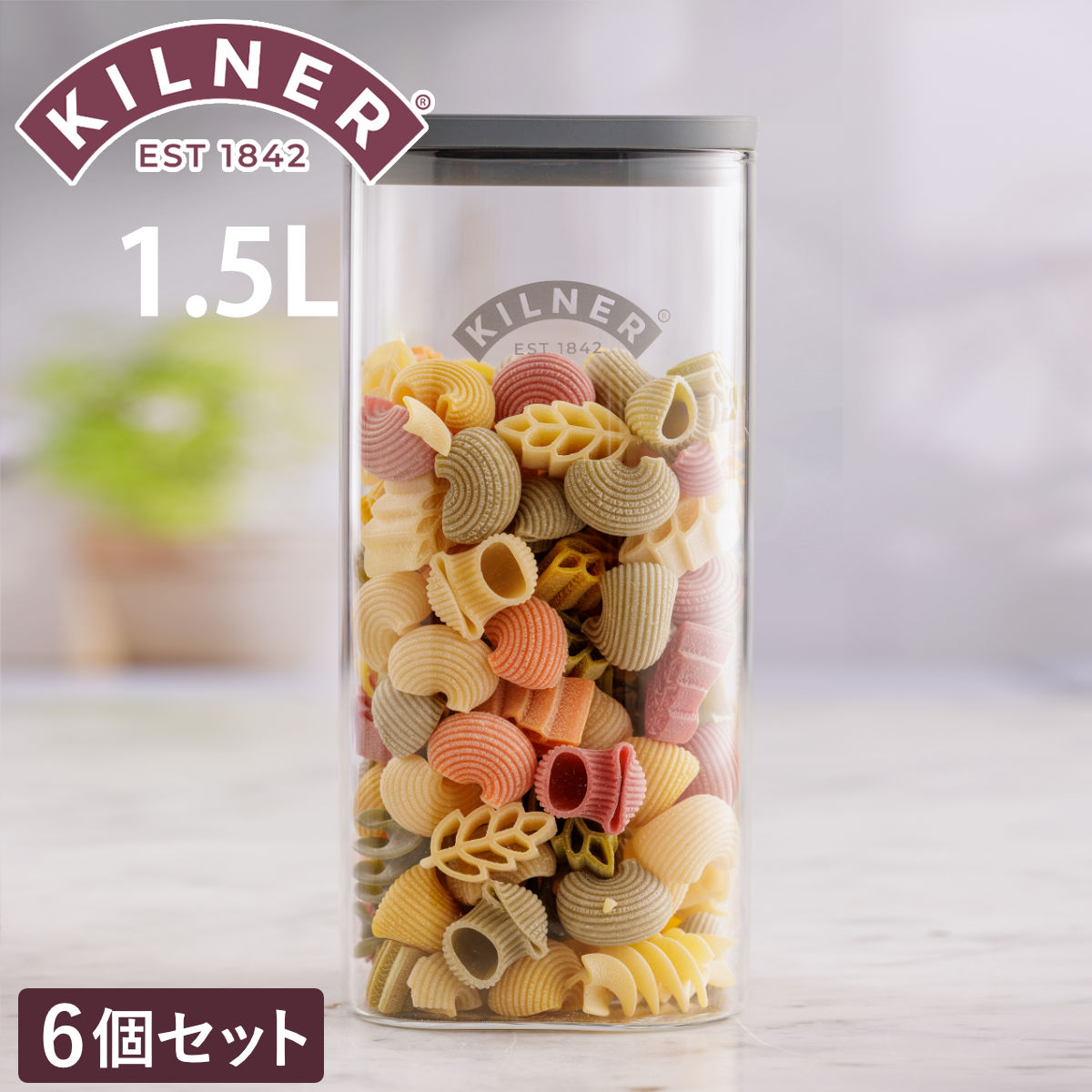 サイズ約 幅10×奥行10×高さ21.6（cm）容量約 1.5L内容量同サイズ6個セット材質容器：ホウケイ酸ガラスフタ：強化ガラス（全面物理強化）、バルブ・パッキン：シリコーンゴムBPAフリー生産国中国製食器洗い乾燥機使用不可電子レンジ使用不可オーブン使用不可注意事項※急激な加熱・冷却は破損の原因となります。※沸騰したお湯を本体に直接注がないでください。※商品ページ内には別の商品を含む画像を使用しています。備考フタのみ食洗機使用可区分返品・キャンセル区分（小型商品）ギフトラッピングページを見る保存容器 KILNER 6個セット 1.5L Fresh Storage Square Jar※こちらは6個セットの商品ページですおすすめポイント毎日の保存を、気持ちよく整える「FRESH STORAGE JAR」は、密閉保存ができるバルブ付き保存容器です。四角い角型デザインで、置いたときに無駄なすき間ができにくく、カウンターやパントリー、引き出し、冷蔵庫にもすっきり収まります。積み重ねても収納できるため、キッチンを綺麗に整えたい方におすすめです。密閉保存で食材の鮮度を守るフタに付いたバルブの押し引きで簡単に密閉保存が可能です。高気密バルブで密閉性が高く、湿気を防ぐので、食材本来の「鮮度」「香り」「風味」「食感」を守ります。調味料やスパイス・乾物・ナッツなどの長期保存に最適です。中身がひと目でわかる側面だけでなく上フタも透明なので、どこに置いても中身や残量がひと目でわかります。必要な調味料を迷わず取り出せて、調理もスムーズです。用途に合わせて選べる食材や収納スペースに合わせて、4つのサイズから選べます。同じサイズはもちろん、サイズ違いでも重ねて収納できるので、自由に組み合わせが可能です。食材別に揃えれば、出し入れしやすく、毎日のキッチンが自然と整います。商品詳細長さも容量もしっかり収まる　1.5Lパスタやグラノーラなど量が多めの食材や長さのあるものをまとめて保存しやすい1.5Lです。量が増えても出し入れしやすく、残量も把握しやすいサイズ感です。色や臭い移りしにくいガラス製本体・フタともに軽くて耐久性のある、扱いやすいガラス素材です。色汚れや臭い移りがしにくいため、色や香りの強い食材でも気兼ねなく保存できます。汚れも簡単に落とせるので、長く衛生的にお使いいただけます。安心安全のBPAフリーBPAフリーの安全なガラスを採用しており、有害な化学物質が食品に漏れ出す心配もありません。妊娠中の方や小さなお子様いるご家庭でも安心して使えます。割れてしまってもリサイクルが可能で、環境にもやさしい素材です。密閉バルブの使用方法フタをのせる前に、バルブを上に引き上げてください。本体にフタをセットし、バルブを押し下げると密閉状態になります。フタを外す時は、バルブを上に引き上げて密閉状態を解除します。単品・セットの購入はこちら単品3個セット6個セット【▲このページの商品】シリーズ紹介160ml500ml1L1.5L関連キーワード：フレッシュストレージ スクエアジャー ガラスキャニスター 保存ビン 瓶 スパイスジャー 調味料入れ ガラス製 ガラス瓶 鮮度保持 湿気防止 スタッキング 広口 クリア 透明 塩 砂糖 グラノーラ シリアル スパイス ハーブ 食品 食材 茶葉 珈琲豆 ナッツ 小物 雑貨 小物入れ 小物収納 詰め替え用 瓶詰め インテリア オシャレ お洒落 見せる収納 ドライフルーツ ごま キッチン ブランド イギリス 可愛い カワイイ おすすめ オススメ フードジャー びん ビン 保管 容器 プレゼント 贈り物 ギフト お祝い キッチン用品 キッチン雑貨 LH20514 関連商品はこちら保存容器 KILNER 1.5L Fresh 2,890円保存容器 KILNER 3個セット 1.5L 7,260円保存容器 KILNER Fresh Stora2,430円保存容器 6個セット KILNER Fresh11,880円保存容器 KILNER 1L Fresh St2,660円保存容器 KILNER 6個セット 1L Fr13,200円保存容器 KILNER Fresh Stora2,090円保存容器 3個セット KILNER Fresh5,940円保存容器 6個セット KILNER Fresh9,900円保存容器 KILNER 3個セット 1L Fr6,600円保存容器 3個セット KILNER Fresh4,950円保存容器 KILNER Fresh Stora2,090円～