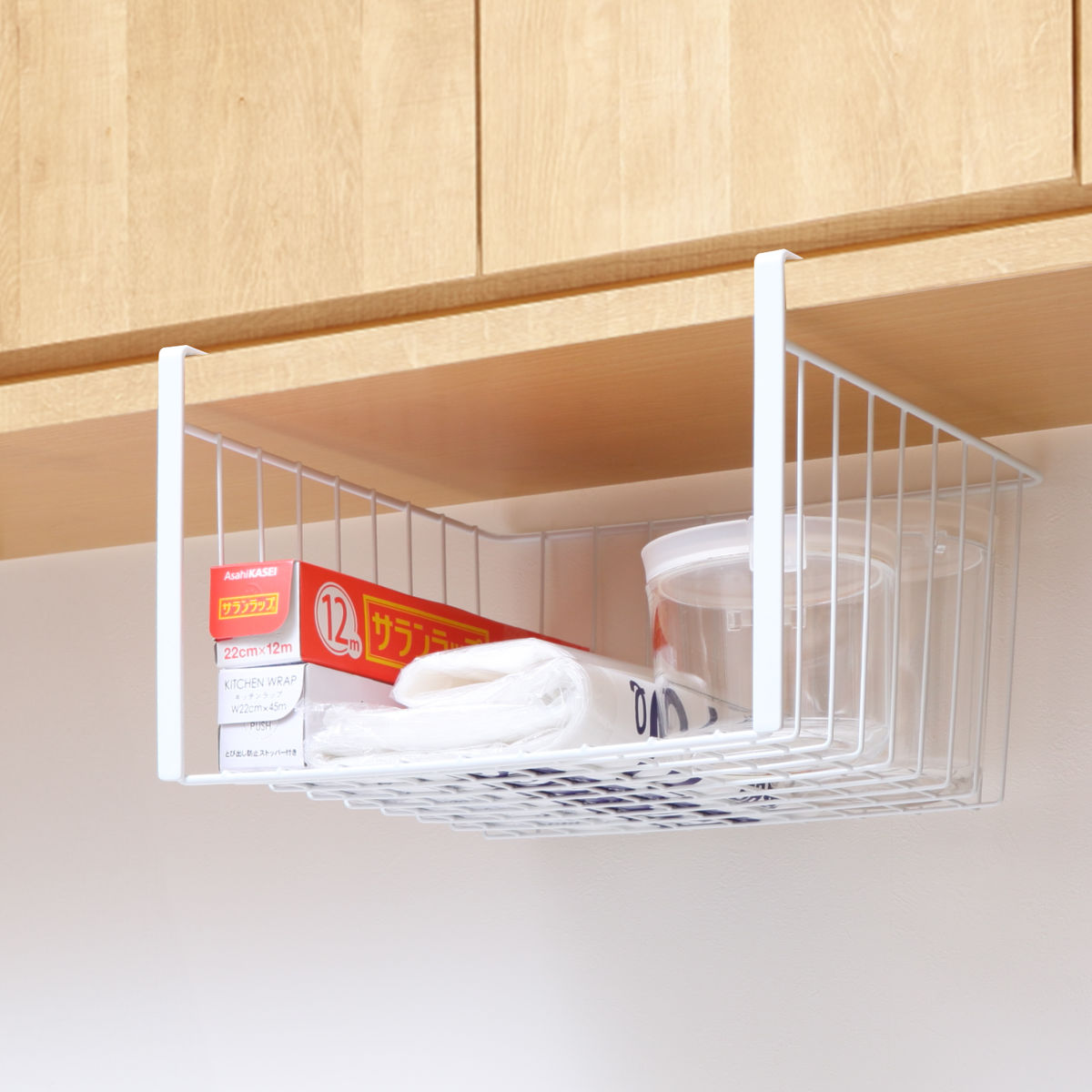 キッチンバスケット 吊戸棚用バスケット （ 収納ラック 戸棚下収納 吊り下げラック 吊り戸棚下 収納 バスケット ワイヤーバスケット かご 小物収納 キッチン シンク上 フック 差し込み ホワイト 幅29cm ）