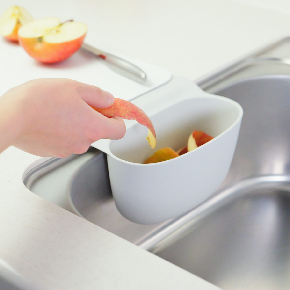 TOUCH ペタッとポケット 穴あき （ 水切り 湯切り 三角コーナー ゴミ入れ 食洗機対応 シリコーン 貼れる シリコン シリコーンゴム ザル 塩もみ シンク 洗面所 お風呂 台所 リビング デスク 小物入れ 密着 繰り返し ）