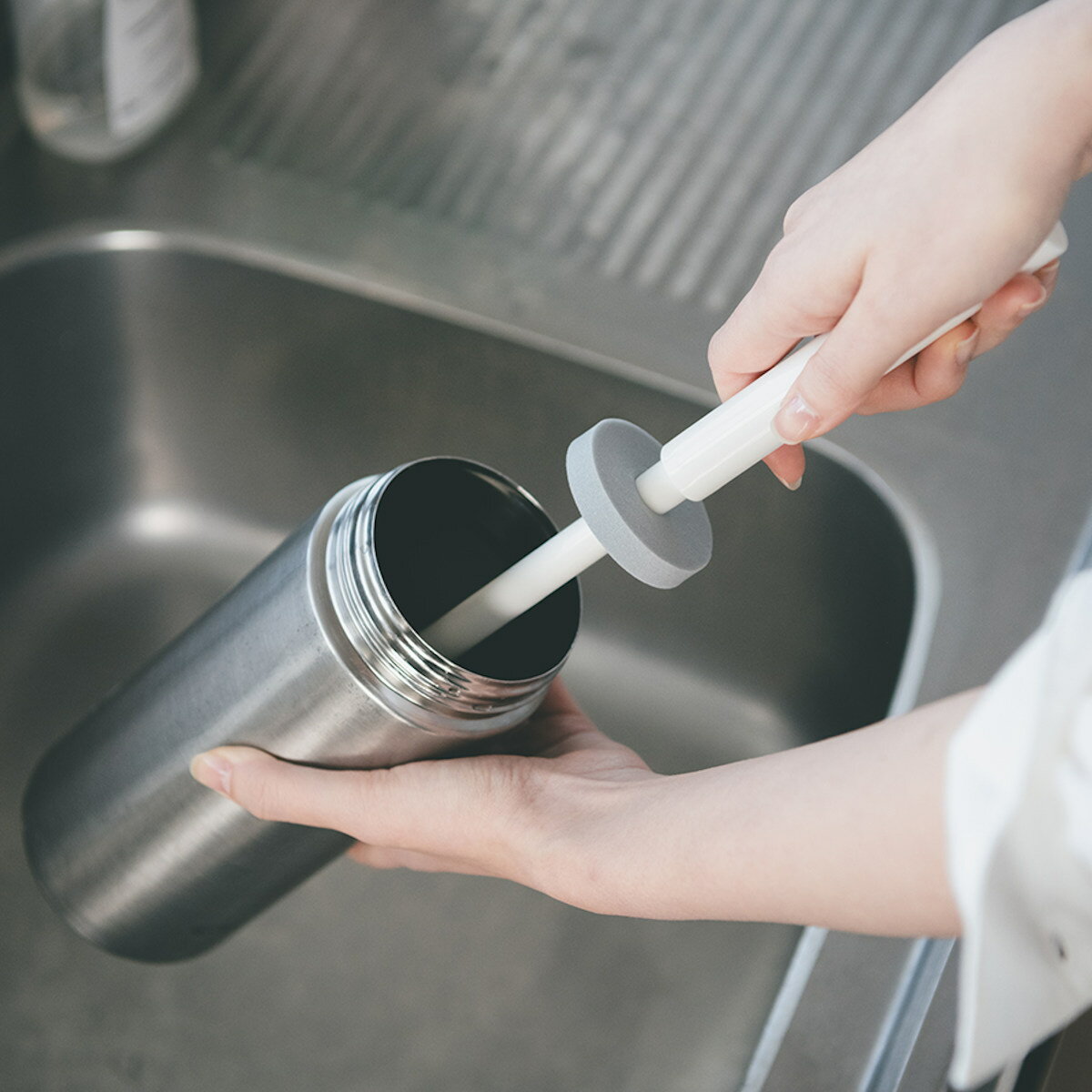 ボトル洗いブラシ アフロのひと回し 水筒用 （ ボトル洗いスポンジ ボトル用スポンジ 水筒 冷水筒洗い キッチンスポンジ 柄付き 日本製 キッチンブラシ 洗浄ブラシ 柄付きブラシ 水筒スポンジ キズがつきにくい ガード付き ）