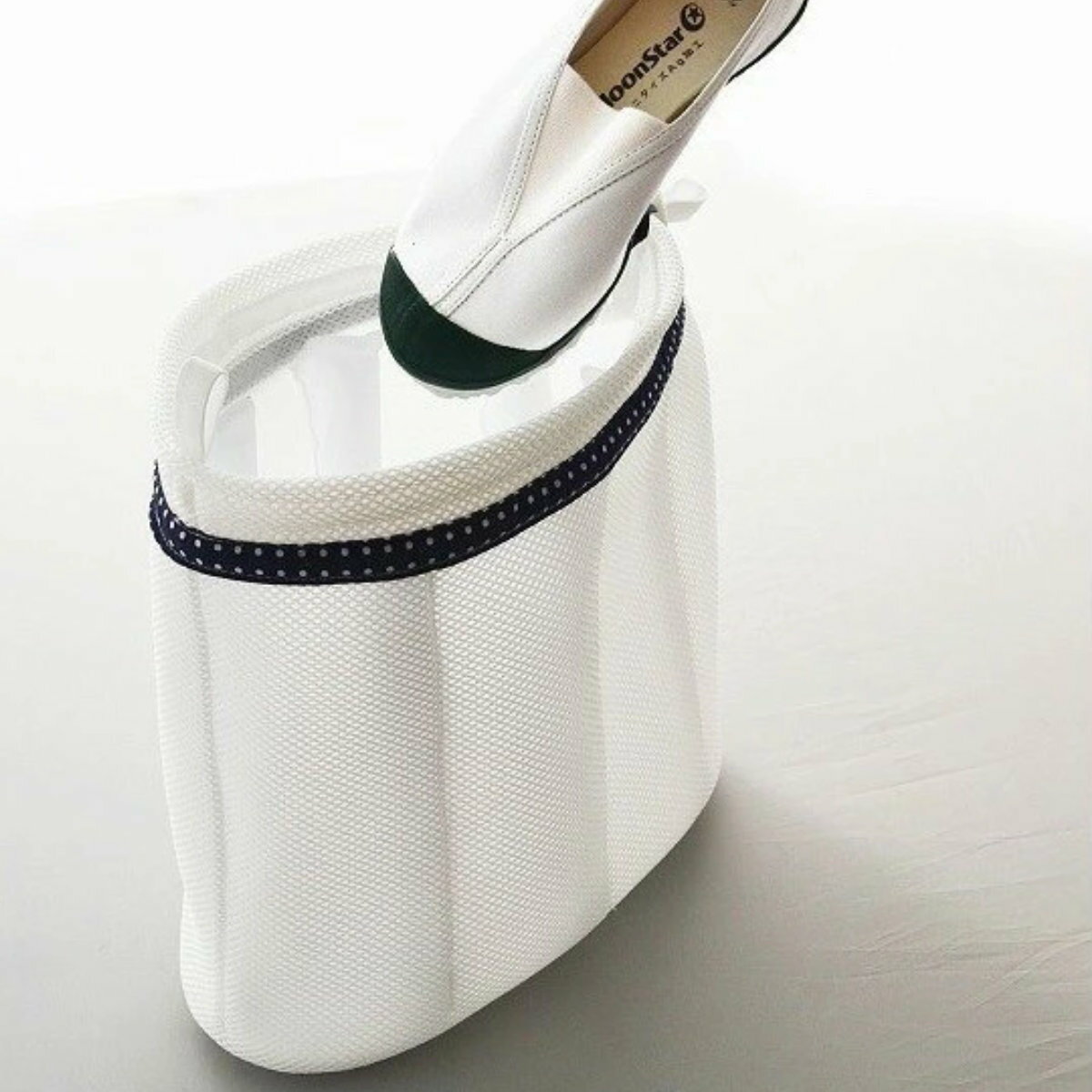 洗濯ネット シューズ丸洗い専用ネット キャッチフック付 ( ランドリーネット 洗濯用品 ネット 靴用 靴洗い シューズ用 ランドリー用品 洗濯 ランドリーグッズ )